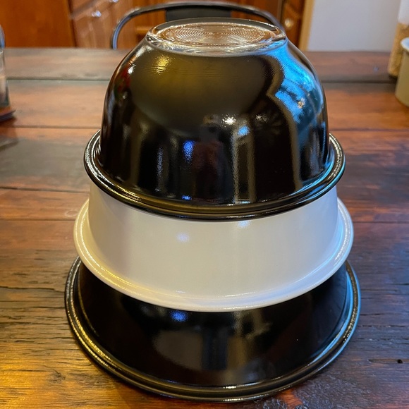 Pyrex Other - PYREX mixing bowls...